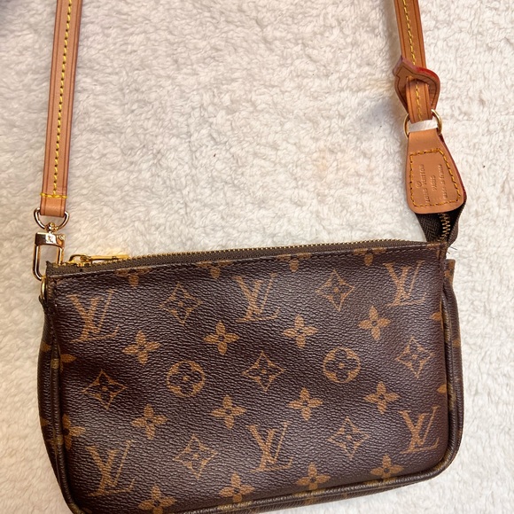 Elegant Louis Vuitton Monogram Crossbody Bag - Picture 3 of 7